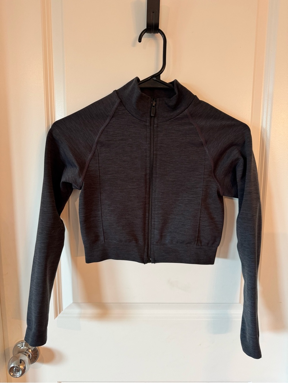 Like New Alphalete Amplify Seamless Cropped Zip-Up Athletic Jacket in Charcoal